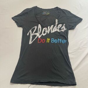 REBEL YELL Women's Blondes Do It Better V-Neck T-Shirt Top Pocket T-Shirt Medium